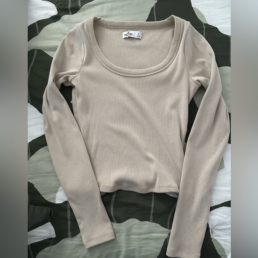 Hollister long-sleeve ribbed scoop-neck top in a beige/tan color